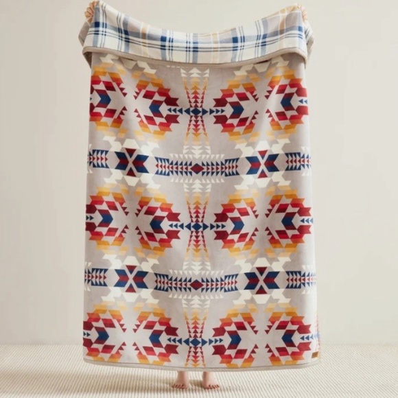 Pendleton Reversible Plush Throw 50" x 70" Legend Lake Gray Polyester New - Picture 2 of 4